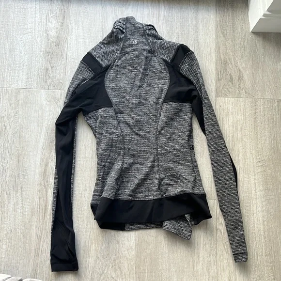 Lululemon jacket size 4 - Picture 3 of 3
